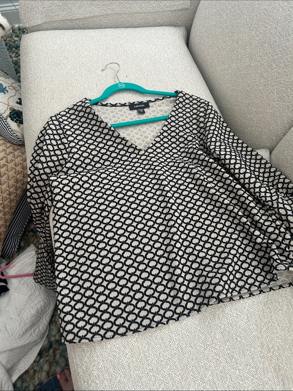 Black & White Geometric V-Neck Women’s Top Karen Kane
